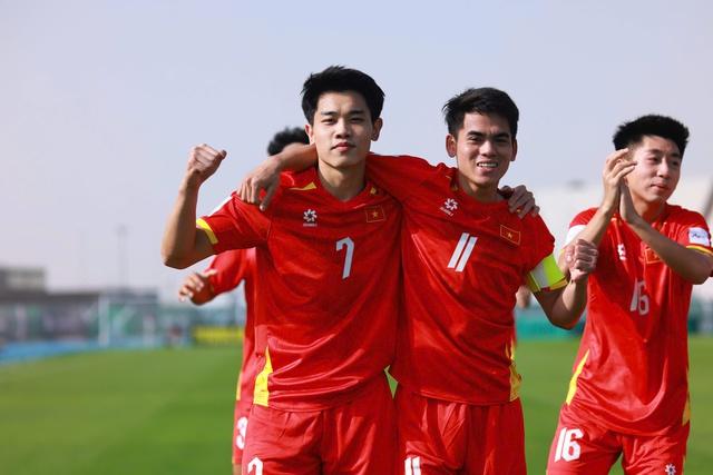 HLV Kim Sang-sik nghẹn ngào cảm ơn U.23 Việt Nam, nói cực hay về bàn thắng của Hiểu Minh - Ảnh 3.
