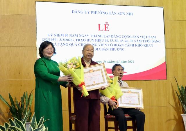 Thành ủy TP.HCM trao Huy hiệu Đảng đến nguyên trợ lý 2 Tổng Bí thư- Ảnh 7.