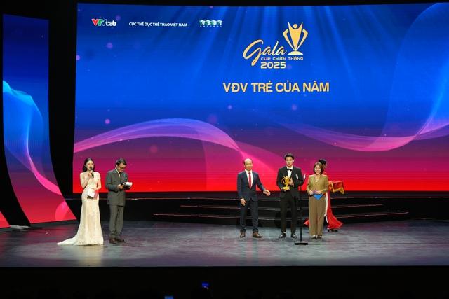 Đình Bắc nhận danh hiệu VĐV trẻ 2025, tiết lộ hành động cực đặc biệt sau khi giành vàng SEA Games 33- Ảnh 4.