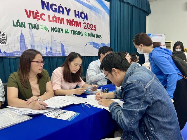 Gen Z thích nhảy việc, người trên 45 tuổi bị cắt giảm nhiều nhất năm 2025 - Ảnh 2.