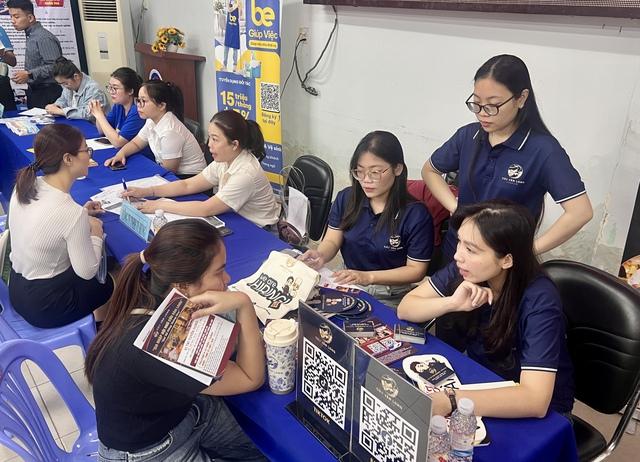 Gen Z thích nhảy việc, người trên 45 tuổi bị cắt giảm nhiều nhất năm 2025 - Ảnh 1.