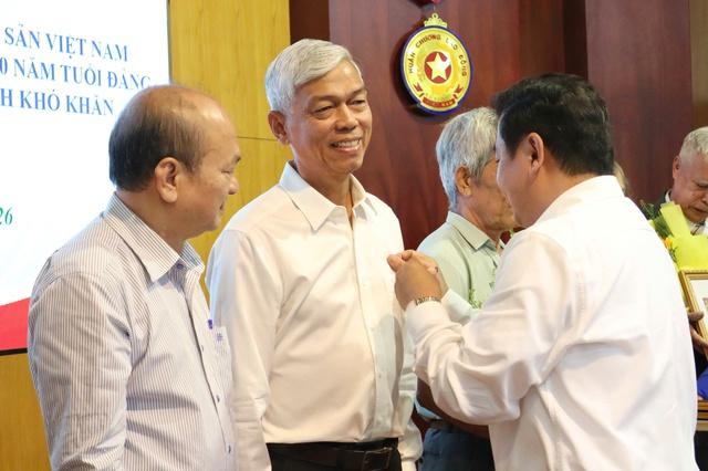 Thành ủy TP.HCM trao Huy hiệu Đảng đến nguyên trợ lý 2 Tổng Bí thư- Ảnh 6.