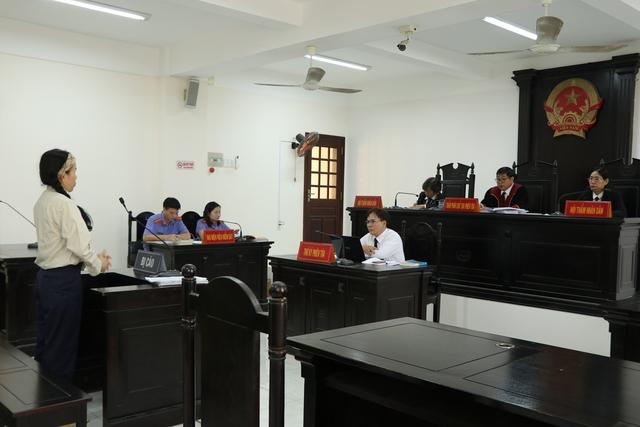 Vì sao tòa không đồng ý hoãn xét xử Đinh Thị Lan xúc phạm bà Nguyễn PhươngHằng? - Ảnh 1.