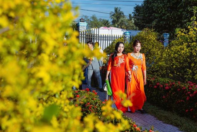 Đám cưới con gái rực rỡ giữa vườn mai ở Cần Thơ khiến mọi người trầm trồ - Ảnh 4.