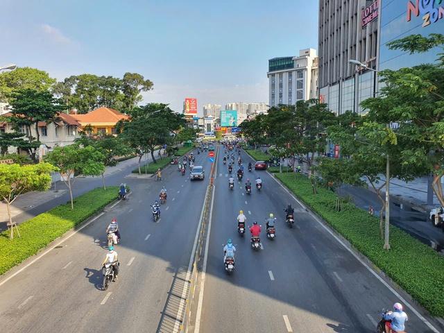 Những bịch rác bị ném ngay sau lưng phụ huynh - Ảnh 3.