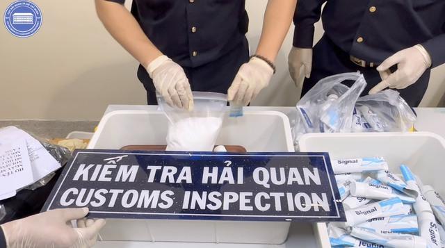 Hải quan Khu vực II chặn hàng trăm kg ma túy các loại tuồn về TP.HCM- Ảnh 1.