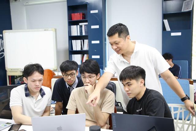 Khóa sinh viên AI đầu tiên tốt nghiệp: Tình hình việc làm ra sao ? - Ảnh 1.