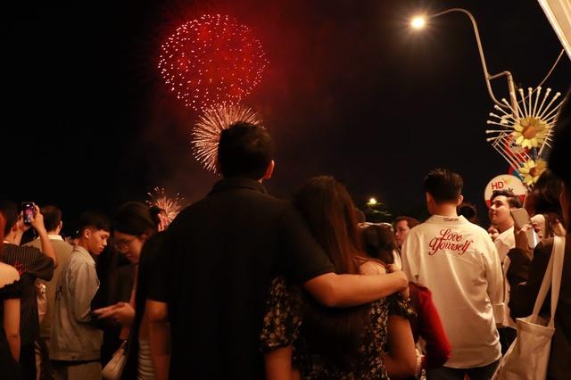 Tết Dương lịch 2026: Khách Tây gửi lời chúc bình an đến người Việt - Ảnh 7.