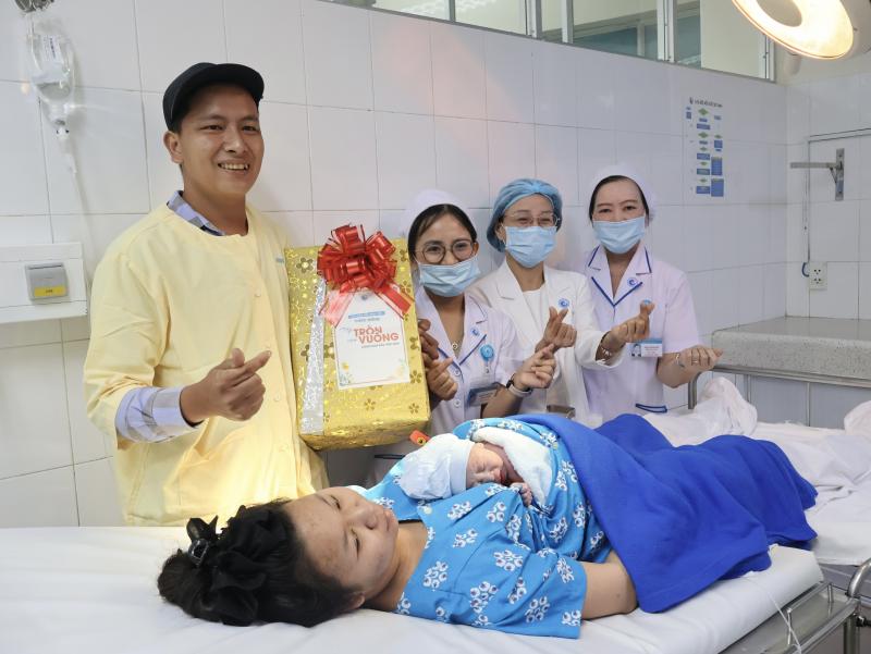Những em bé ‘0 giờ’ chào đón năm mới 2026, mong thành nhân tài- Ảnh 10.