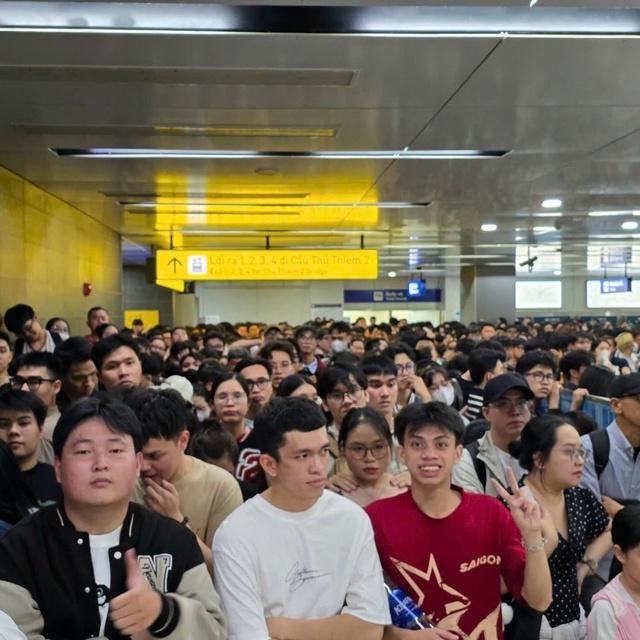 Metro số 1 phục vụ hàng vạn khách đón giao thừa- Ảnh 1.
