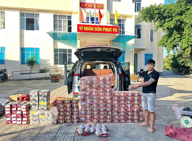 Công an TP.HCM liên tiếp bắt pháo hoa, thuốc lá lậu- Ảnh 1.