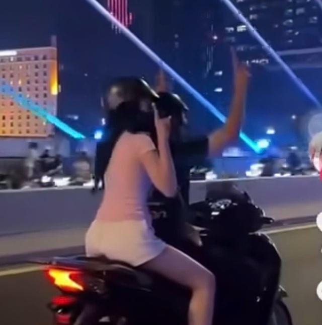 Xác minh clip chạy xe SH buông 2 tay trên cầu Ba Son, TP.HCM- Ảnh 1.