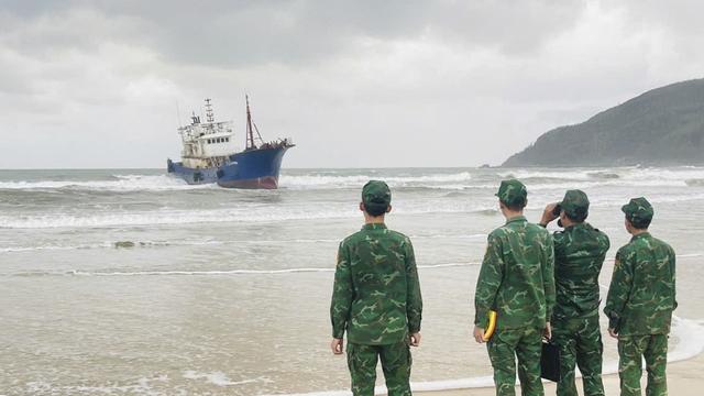 Tàu vỏ sắt 300 tấn nghi của nước ngoài trôi dạt vào bờ biển Quảng Ngãi- Ảnh 2.