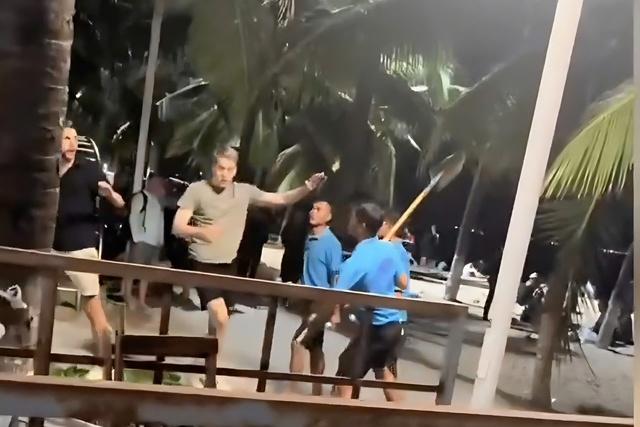 Nhân viên dọa đánh du khách, chủ quán bar ở Nha Trang bị xử phạt- Ảnh 1.