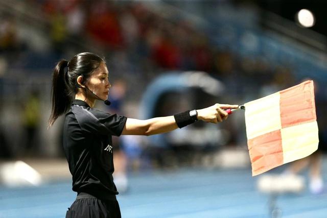 Bất ngờ: Trọng tài khiến đội tuyển nữ Việt Nam mất oan HCV SEA Games vẫn không bị tước danh hiệu FIFA- Ảnh 1.