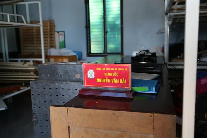 Gậy gỗ bỏ lại quanh trung tâm nơi học viên bị đánh tử vong - Ảnh 5.