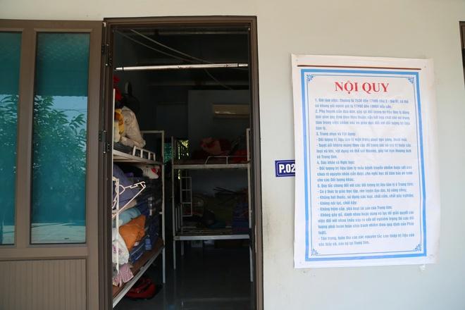 Gậy gỗ bỏ lại quanh trung tâm nơi học viên bị đánh tử vong - Ảnh 4.