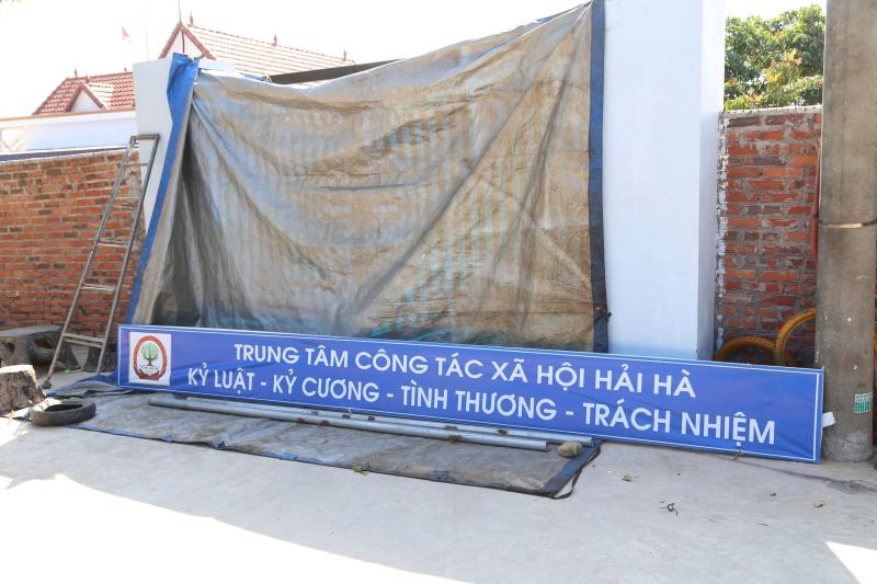 Gậy gỗ bỏ lại quanh trung tâm nơi học viên bị đánh tử vong - Ảnh 3.