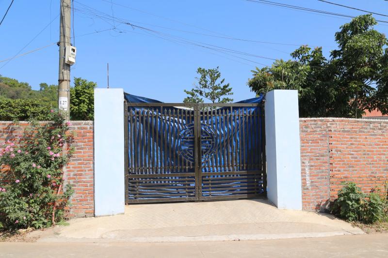 Gậy gỗ bỏ lại quanh trung tâm nơi học viên bị đánh tử vong - Ảnh 2.