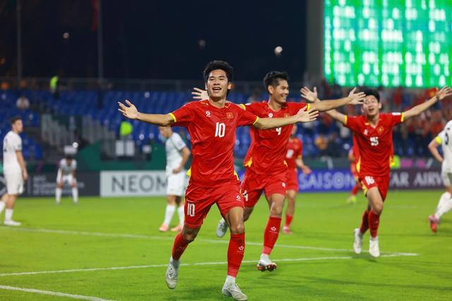 HLV Kim Sang-sik lại thay người như thần, U.23 Việt Nam đánh bại Kyrgyzstan nghẹt thở phút chót- Ảnh 4.