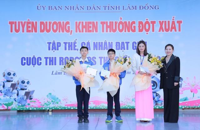 Trường THCS Nguyễn Du khen thưởng 2 học sinh đoạt Huy chương Vàng World Robot Contest 2025 - Ảnh 2.