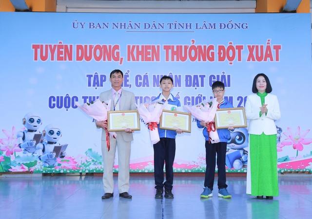 Trường THCS Nguyễn Du khen thưởng 2 học sinh đoạt Huy chương Vàng World Robot Contest 2025 - Ảnh 1.