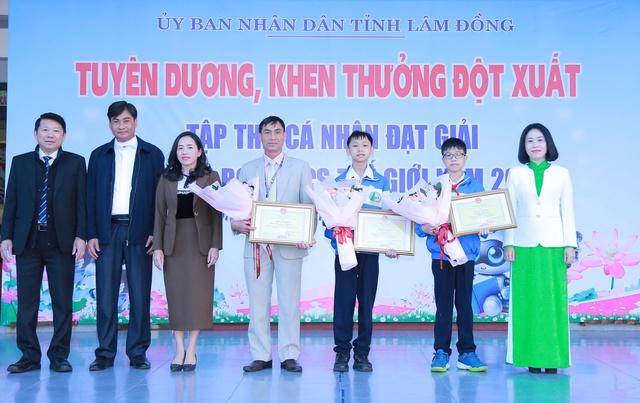 Trường THCS Nguyễn Du khen thưởng 2 học sinh đoạt Huy chương Vàng World Robot Contest 2025 - Ảnh 4.