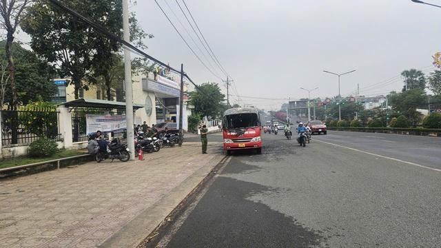 Đồng Nai: Cháy xe đưa rước công nhân ngay cổng trường học - Ảnh 2.