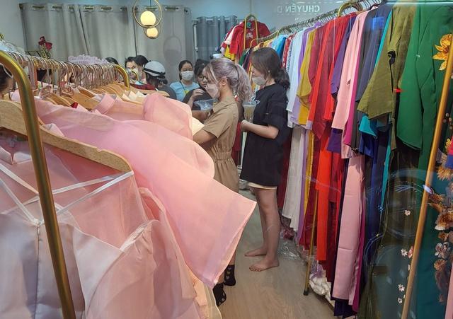 Dịch vụ cho thuê áo dài đắt khách dịp cuối năm - Ảnh 2.