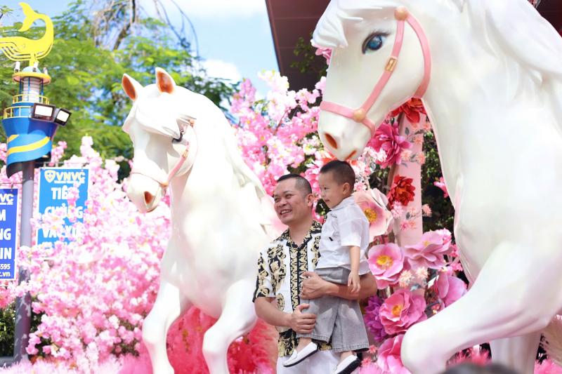 Linh vật ngựa Tết Bính Ngọ ‘gây sốt’ vì quá dễ thương- Ảnh 5.
