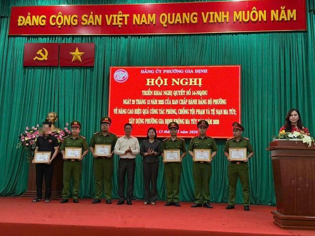 Nghi kiện hàng 'Sản phẩm XXXX' là ma túy, tài xế giao cho công an - Ảnh 1.
