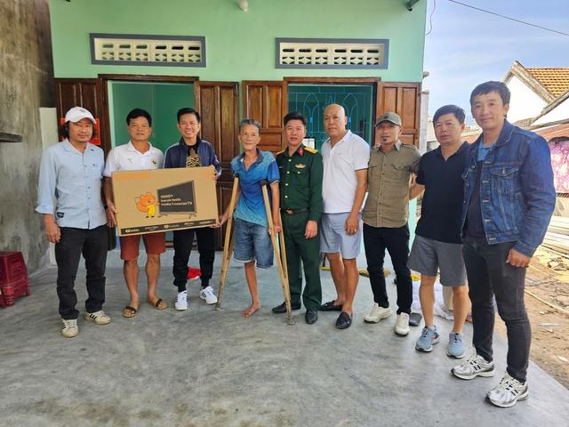 Huyền thoại bóng đá tranh tài PickFootball, tặng TV bà con bị ảnh hưởng bão lũ tại Khánh Hòa- Ảnh 1.