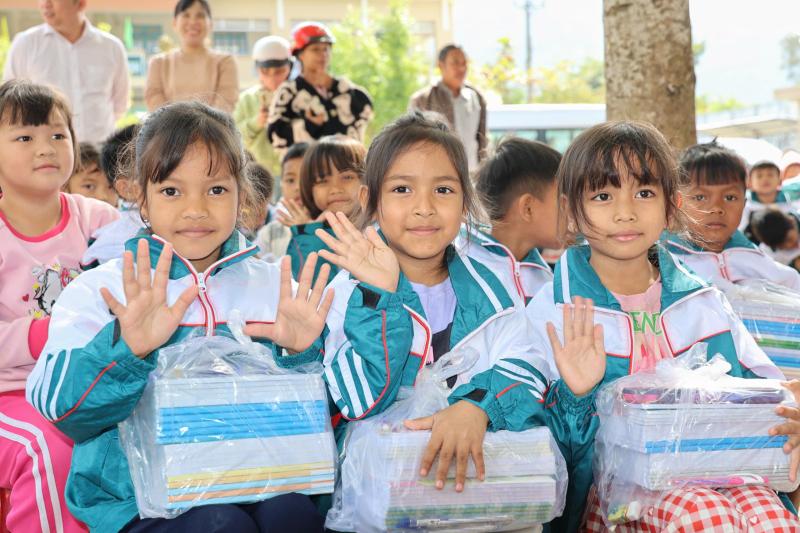Học sinh khó khăn vùng núi Khánh Hòa nhận quà tết sớm- Ảnh 4.