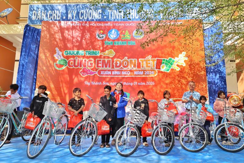 Học sinh khó khăn vùng núi Khánh Hòa nhận quà tết sớm- Ảnh 2.