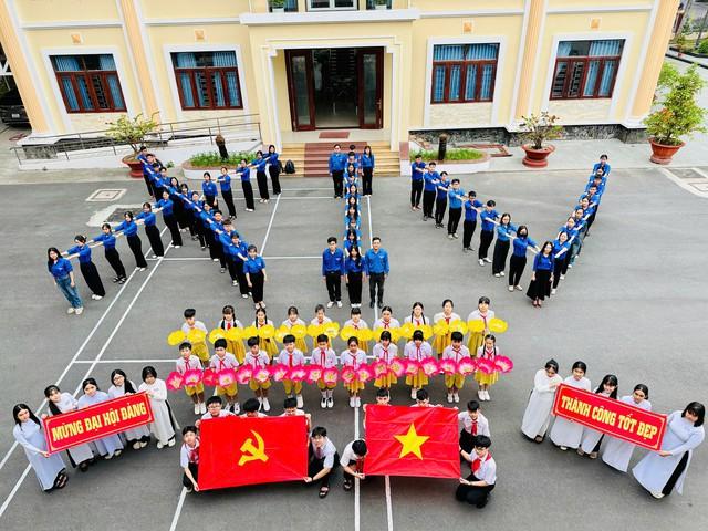 Thanh niên Vĩnh Long đồng loạt chào cờ, hát Quốc ca mừng khai mạc Đại hội XIV - Ảnh 2.
