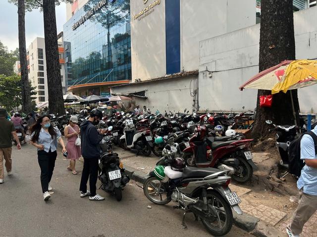 Công an TP.HCM xử lý tình trạng 'xẻ thịt' vỉa hè, thu phí giữ xe trái phép - Ảnh 1.