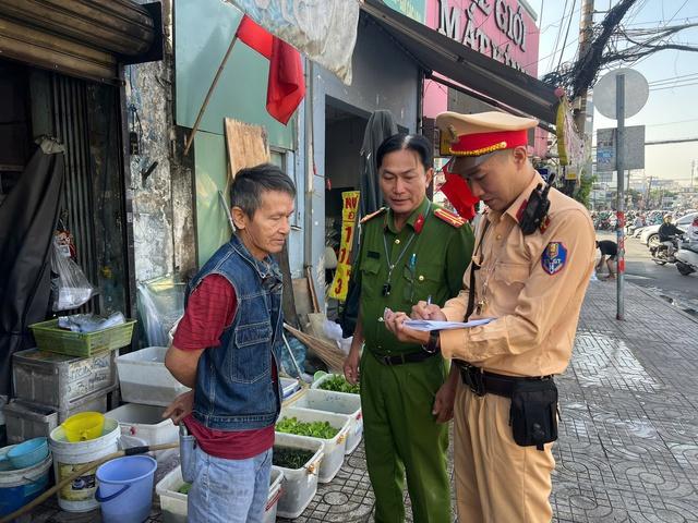 TP.HCM: Xử lý kiên quyết vi phạm vỉa hè, lòng đường ở nhiều tuyến phố- Ảnh 4.