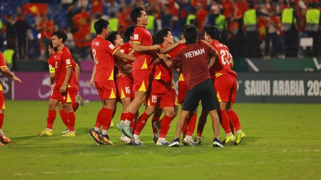 Ngả mũ thán phục tinh thần quả cảm của U.23 Việt Nam: Trên cả tuyệt vời!- Ảnh 2.