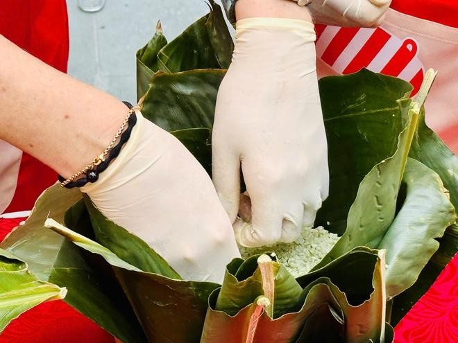 Tổng lãnh sự Mỹ trải nghiệm gói bánh chưng tại hội thi gói bánh cổ truyền - Ảnh 2.