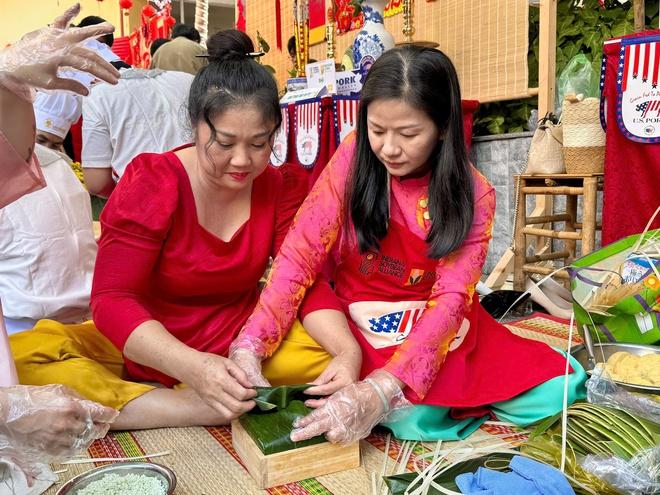 Tổng lãnh sự Mỹ trải nghiệm gói bánh chưng tại hội thi gói bánh cổ truyền - Ảnh 4.