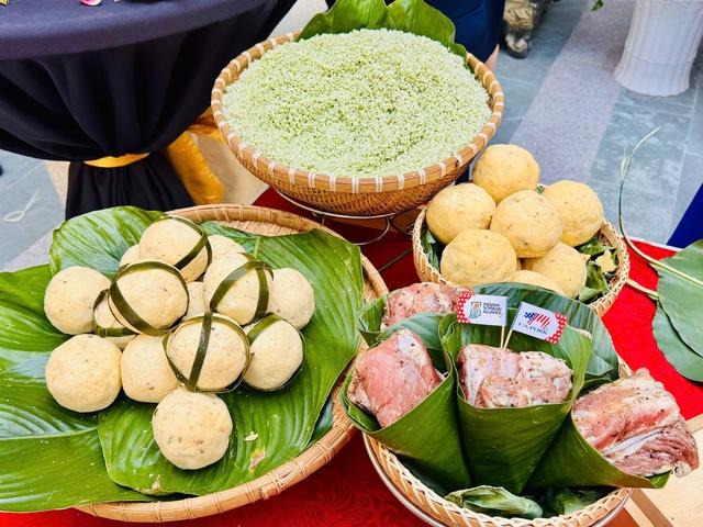 Tổng lãnh sự Mỹ trải nghiệm gói bánh chưng tại hội thi gói bánh cổ truyền - Ảnh 6.