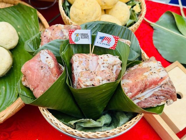 Tổng lãnh sự Mỹ trải nghiệm gói bánh chưng tại hội thi gói bánh cổ truyền - Ảnh 3.