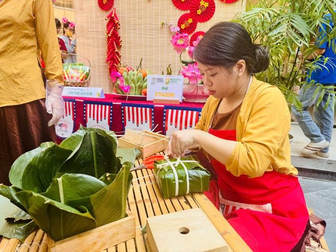 Tổng lãnh sự Mỹ trải nghiệm gói bánh chưng tại hội thi gói bánh cổ truyền - Ảnh 5.
