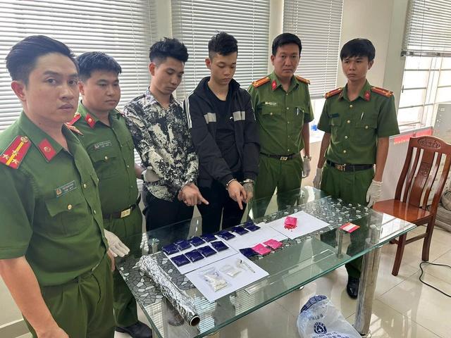 Công an TP.HCM bắt 2 nghi phạm tàng trữ ma túy số lượng lớn- Ảnh 1.