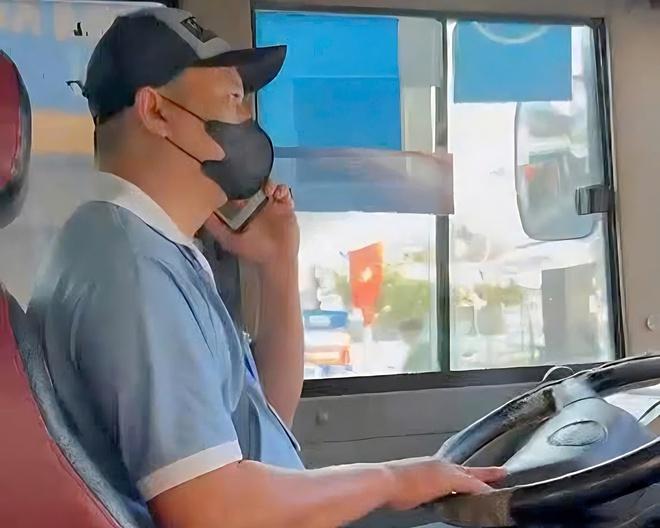 Xử phạt 2 tài xế xe buýt sử dụng điện thoại khi lái xe - Ảnh 2.