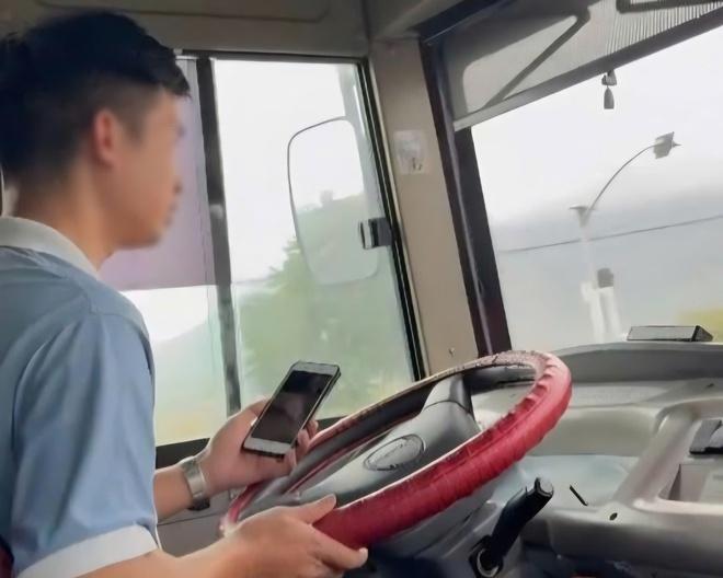 Xử phạt 2 tài xế xe buýt sử dụng điện thoại khi lái xe - Ảnh 1.
