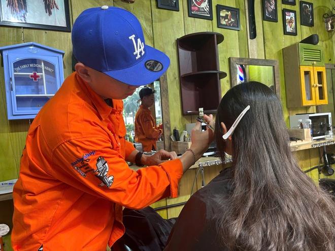 Xếp hàng 30-45 phút để được cắt tóc miễn phí - Ảnh 4.