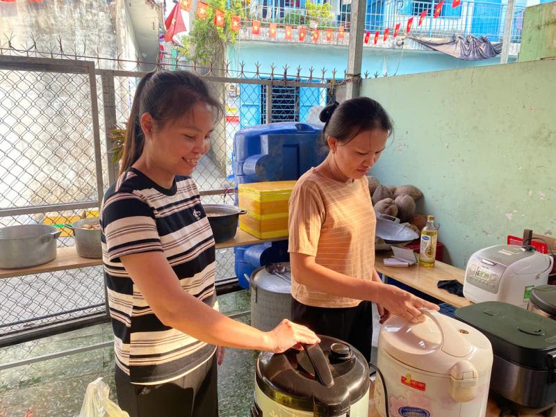 Bữa cơm tất niên đãi người thuê của chủ trọ với quy định đặc biệt ở TP.HCM - Ảnh 2.