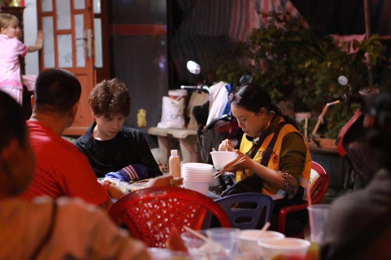 Cơm đoàn viên 0 đồng ở TP.HCM đêm giao thừa, sẻ chia nghĩa tình còn mãi
- Ảnh 6.