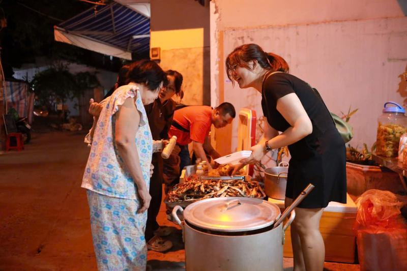 Cơm đoàn viên 0 đồng ở TP.HCM đêm giao thừa, sẻ chia nghĩa tình còn mãi
- Ảnh 2.